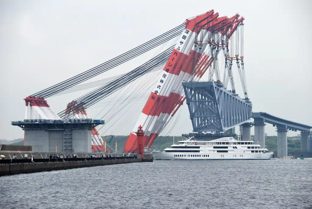 Restaurant Ship Symphony Moderna Passing By The Three Floating Cranes