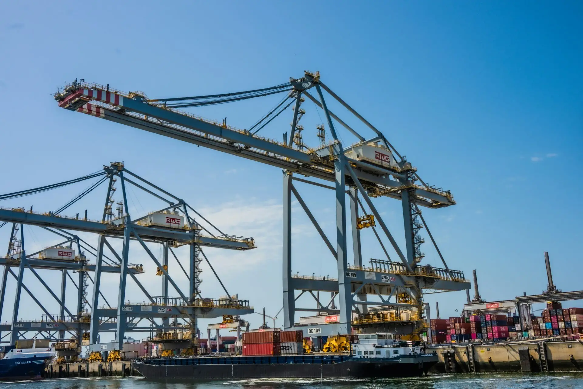 Ship loader prepared for port and bulk-terminal freight
